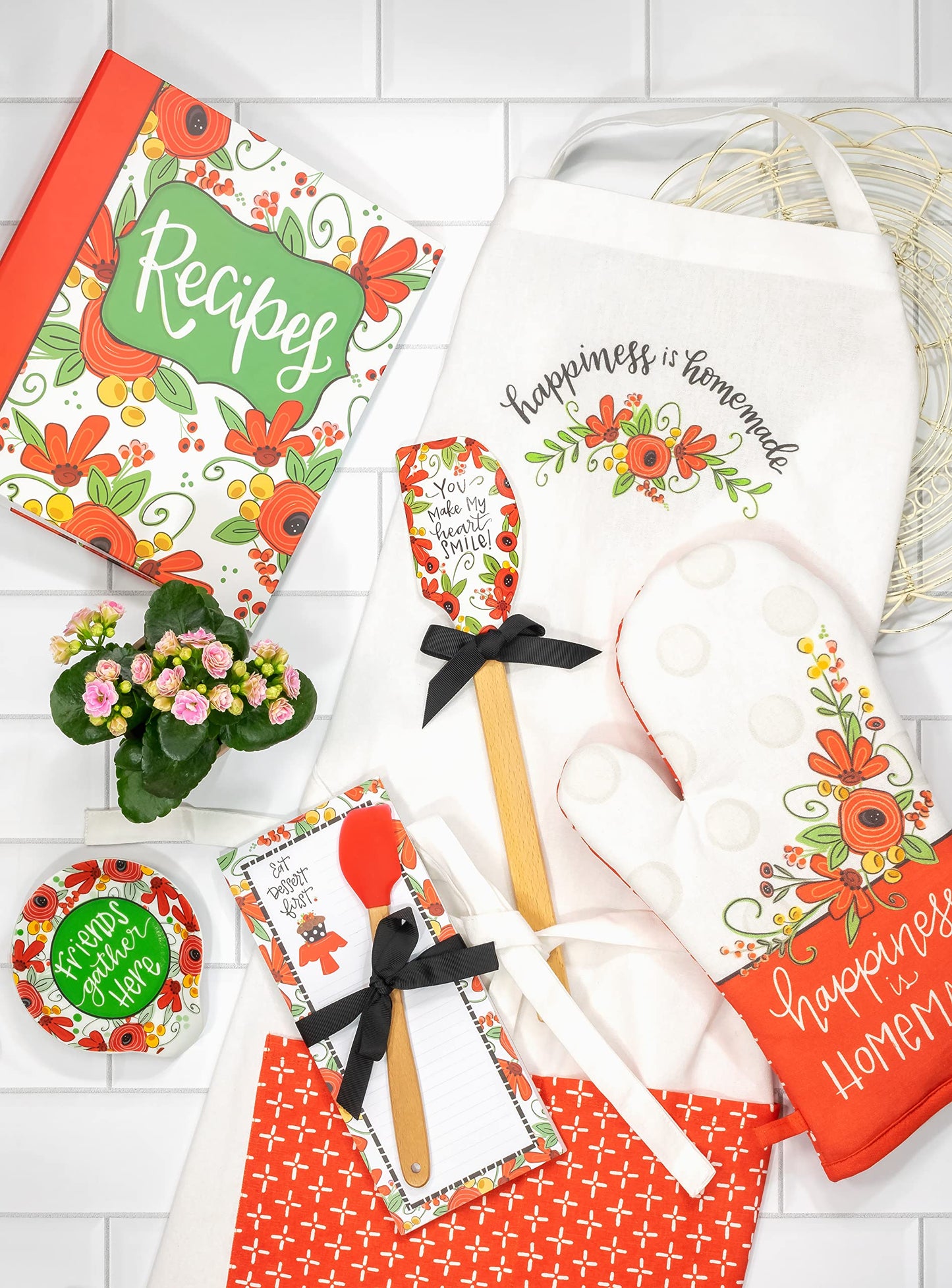 Carpeta con diseño floral rojo y tarjetas con recetas