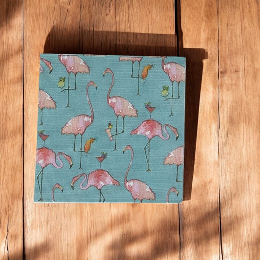 Servilletas de papel para decoupage con flamencos rosados ​​bebiendo cócteles en la playa, en la costa, en verano