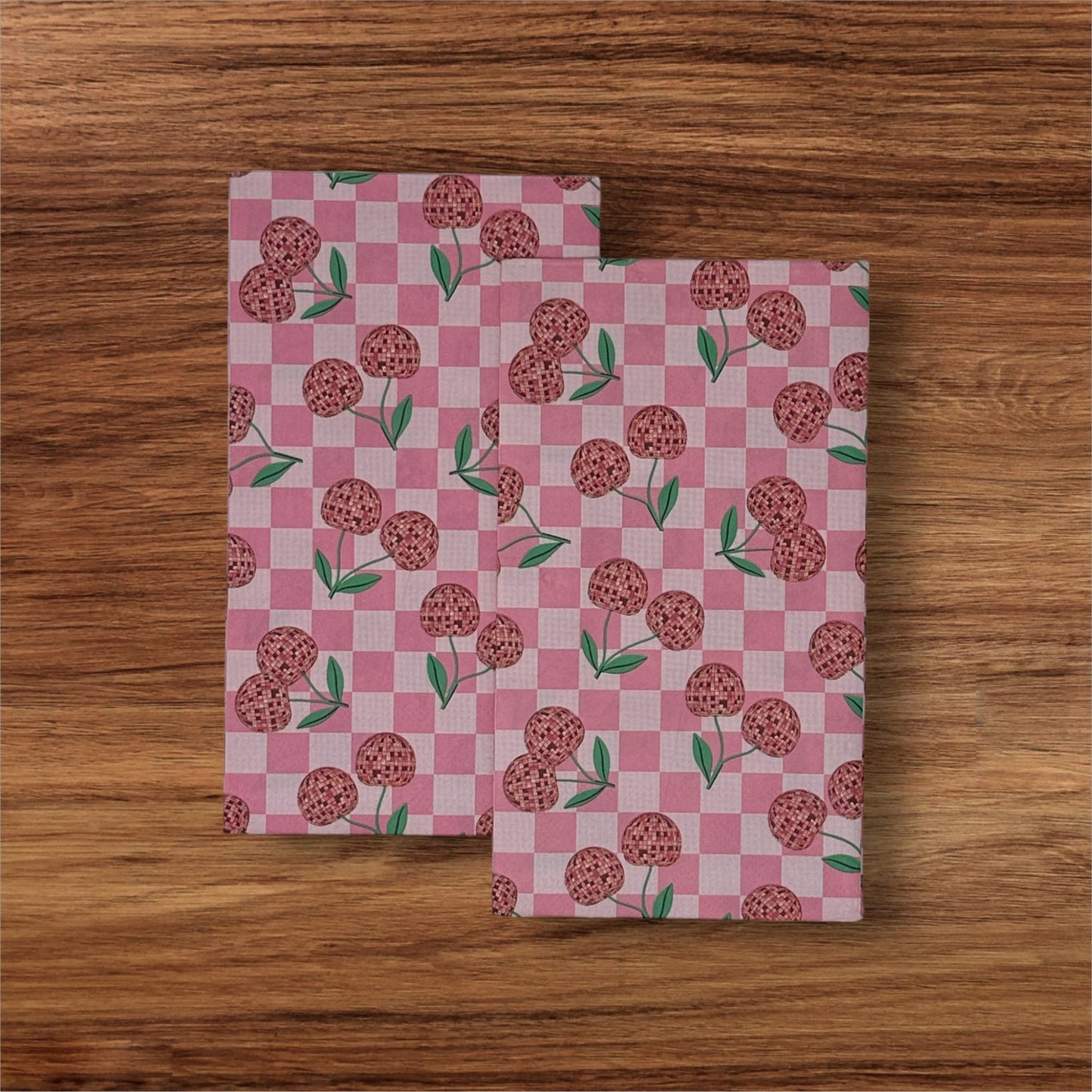 Servilletas con decoupage en forma de disco de cerezas rosas Manualidades con papel de tablero de ajedrez