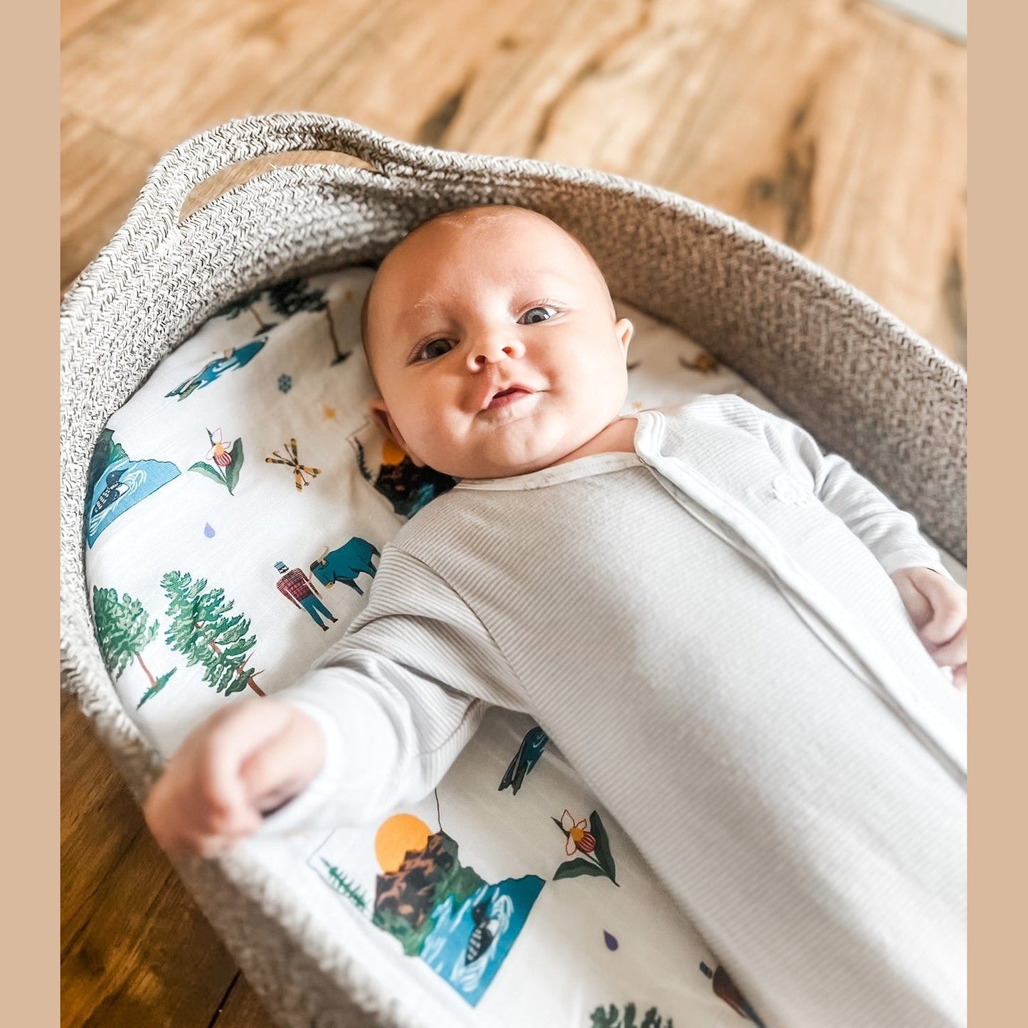 Minnesota Baby Gift Set: Muslin Swaddle & Bib | Organic Cotton